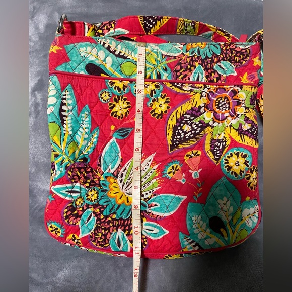 VERA BRADLEY PURSE. - Picture 2 of 16